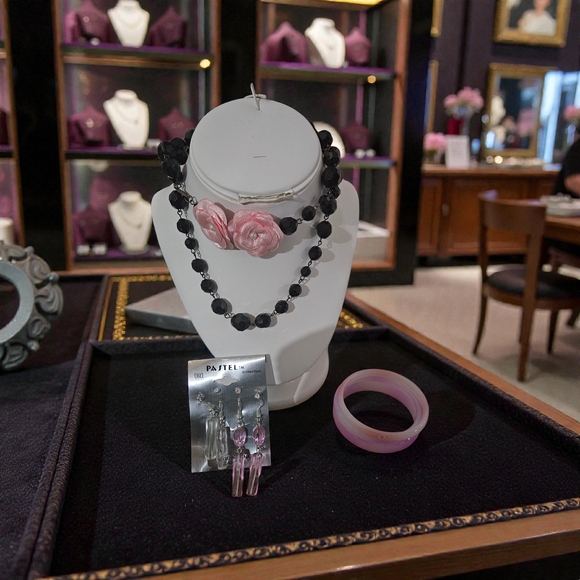 Jewelry - Elegant Black and Pink Floral Necklace Set